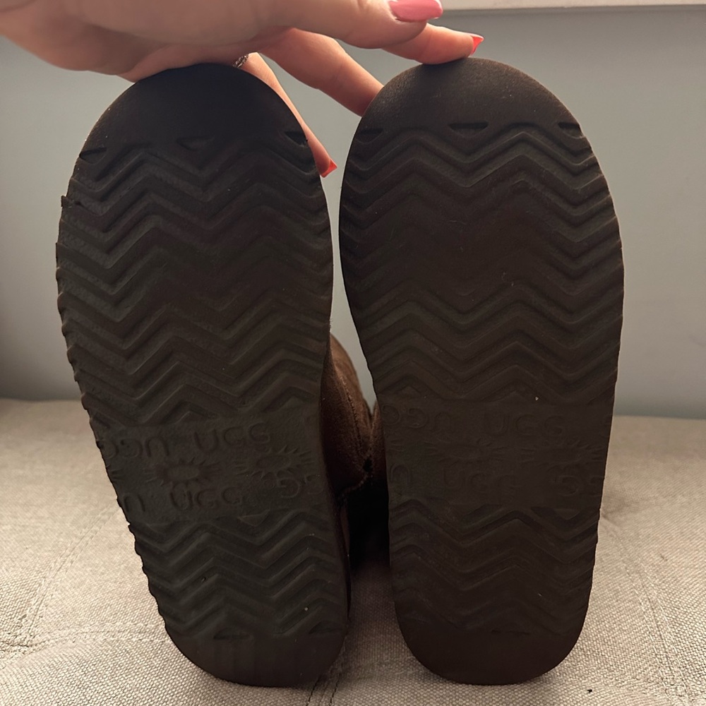 UGG Women’s/Big Kid Classic Short in Chocolate Brown - Picture 5 of 5